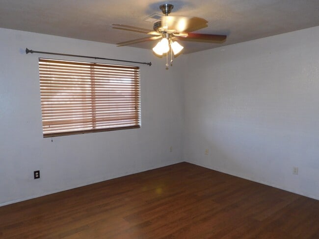 Building Photo - 4 BEDROOM HOME IN COLLEGE PARK!