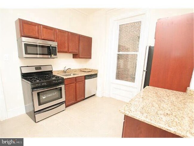 Building Photo - 2808 W Girard Ave