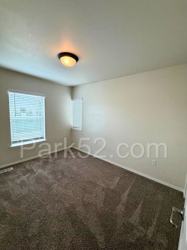 Building Photo - Puyallup 4 Bedroom 2.5 Bath Single Family Home