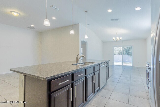 Building Photo - 95241 Tanglewood Dr