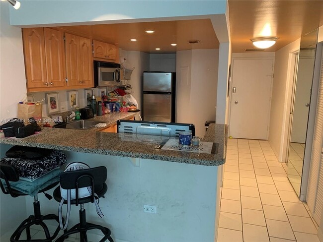 Building Photo - 905 Brickell Bay Dr