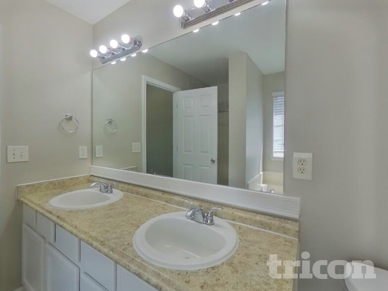Building Photo - 1030 Riverclift Dr
