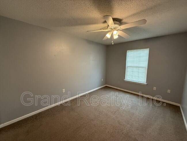 Building Photo - 1015 Peakview Dr