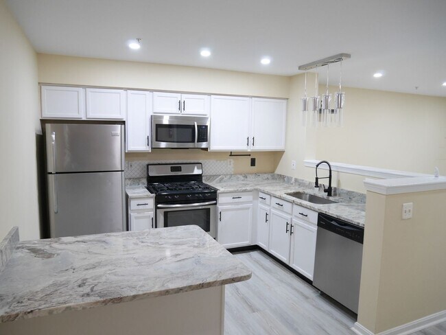 Building Photo - Spacious Townhome- Glen Burnie, MD *PET FR...