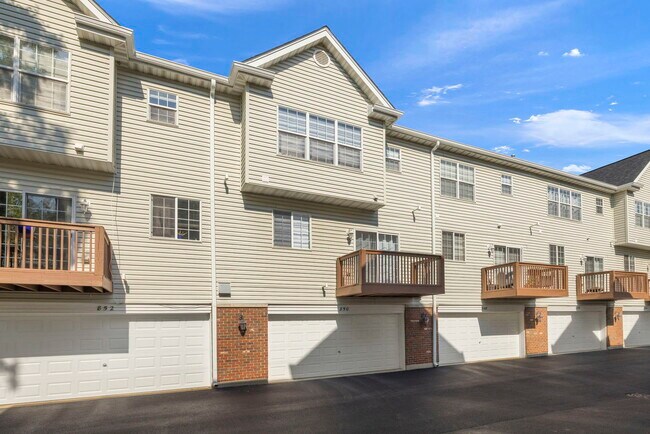 Building Photo - 850 Shandrew Dr