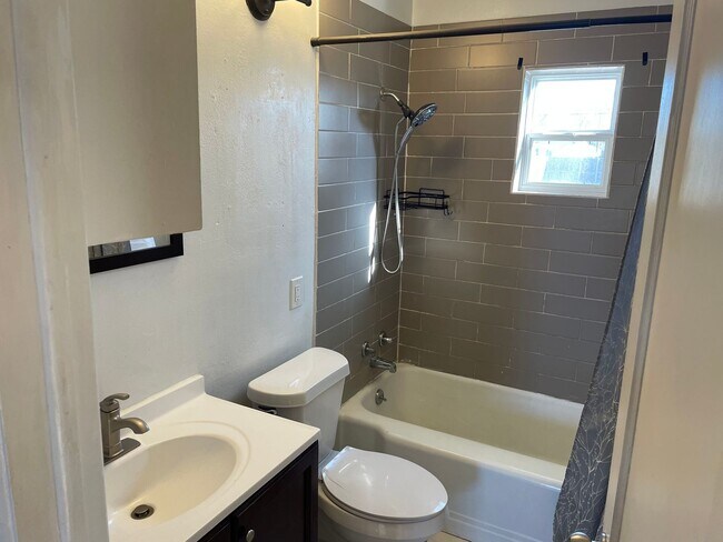 Building Photo - Adorable 2 Bedroom, 1 Bathroom Home with H...