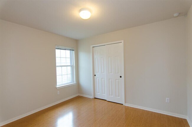 Building Photo - 1006 Promenade Ct