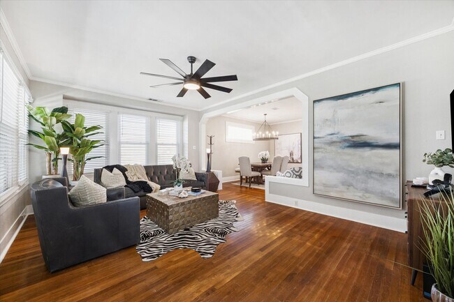 Building Photo - 3828 Seawall Blvd