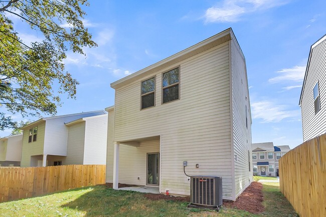 Building Photo - Spacious Summerville Home