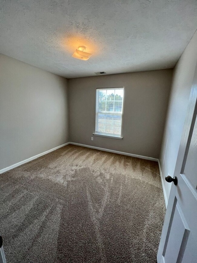 Building Photo - 3 Bed 2 Bath with Bonus in North Blackman Area