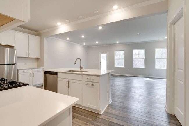 Building Photo - End-unit 3 bedroom townhome with Screened Porch!