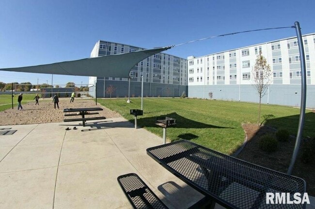 Building Photo - 2900 River Dr