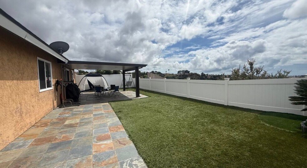 Building Photo - 798 Carefree Dr