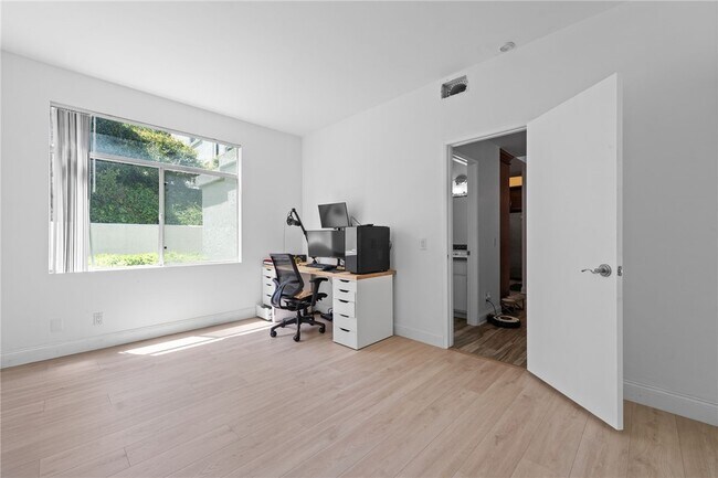 Building Photo - 30902 Club House Dr
