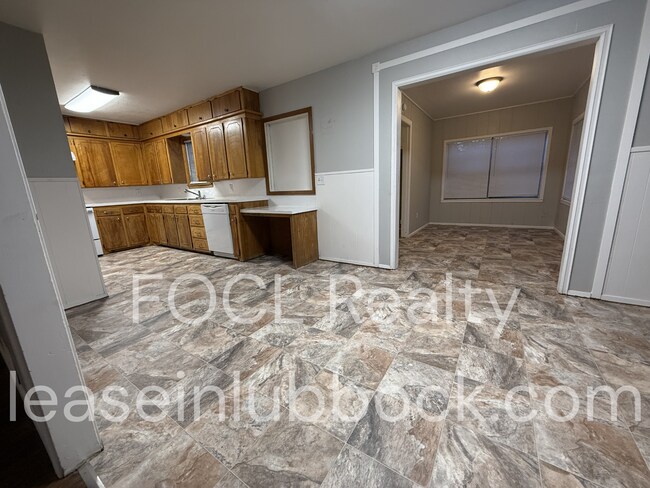 Building Photo - Large 3/2 with 2 living areas