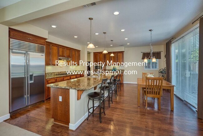 Building Photo - Spacious and upgraded 4 Bed 3 Bath Roseville Home