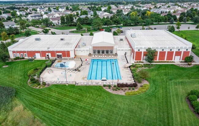 Building Photo - 2215 Aurora Dr