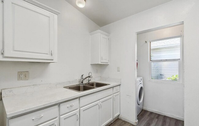 Building Photo - Charming Laurel District Apartment with Mo...