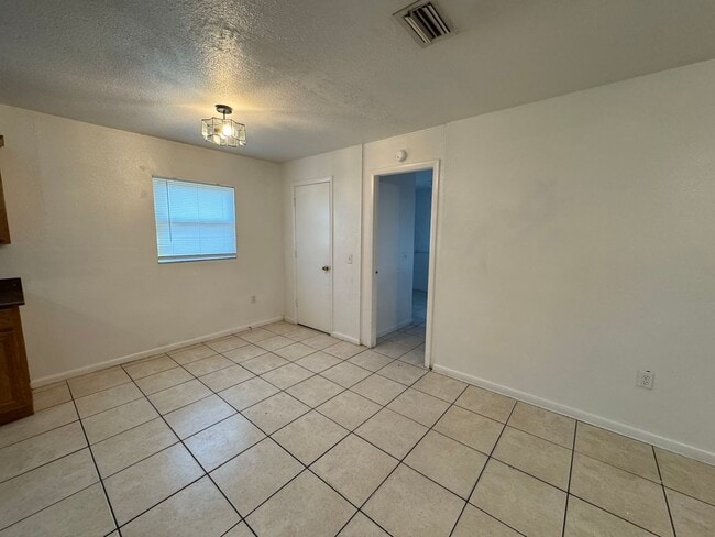 Building Photo - Charming Home with Fenced Back Yard