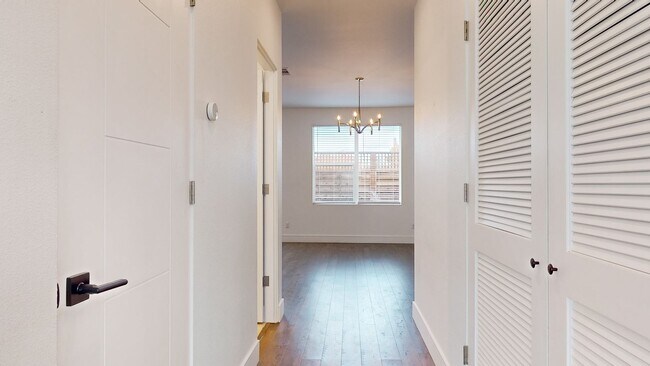 Building Photo - Beautiful and Bright 3 Bedroom 2.5 Bathroom Home with 2 Car Tandem Garage! PG&E Included!