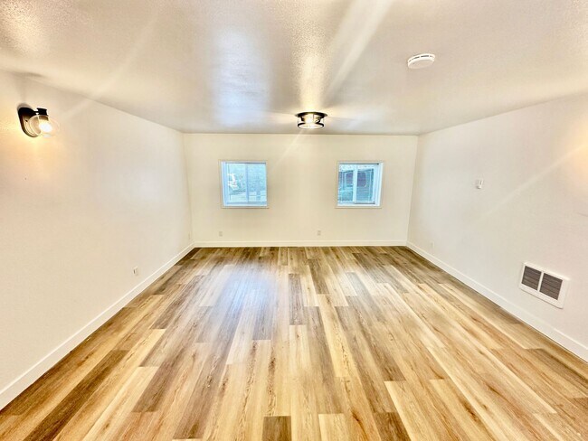 Building Photo - 808 W 11th Ave