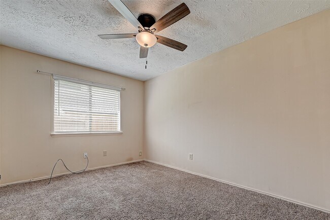 Building Photo - 2102 Creekshire Dr