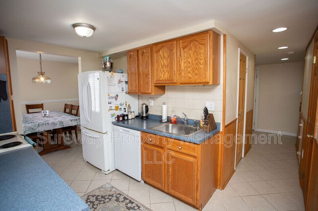 Building Photo - 207 Empress Ct