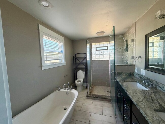 Building Photo - Single-Family House for Rent