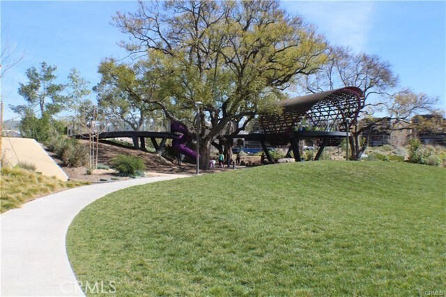 Building Photo - 140 Paramount