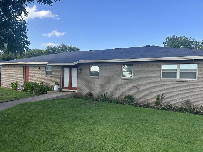 Building Photo - 2412 Crescent Dr