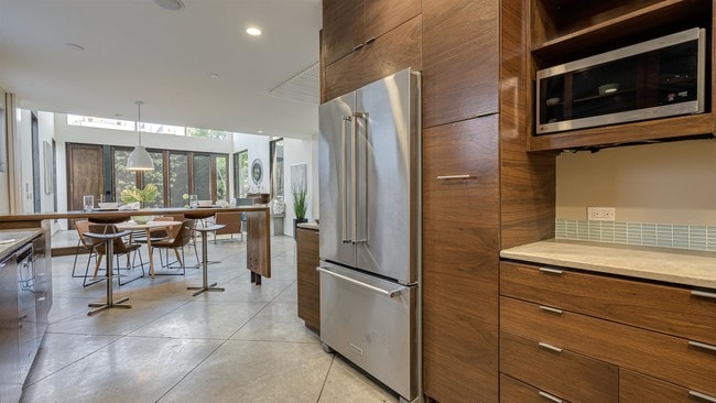 Building Photo - 414 Venice Way