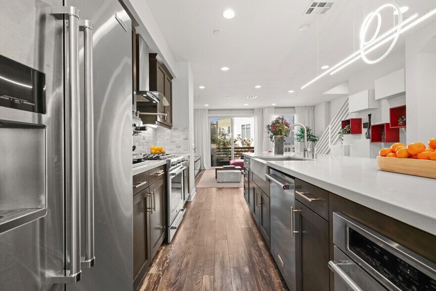Building Photo - 1651 Topanga