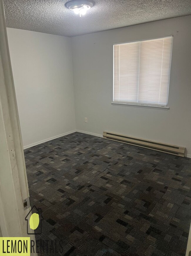 Building Photo - 3 bedroom house in Oroville $1,200/month