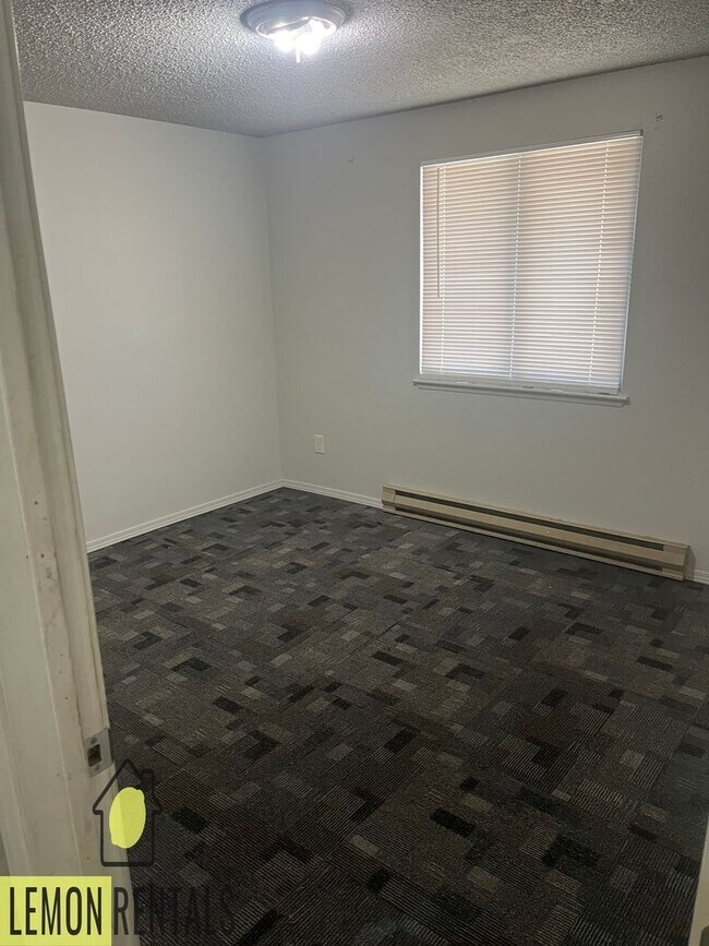 Building Photo - 3 bedroom house in Oroville $950.00 per month