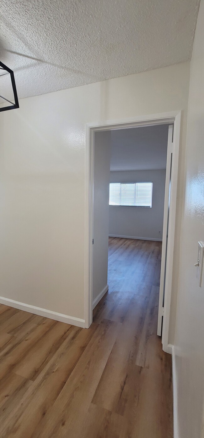 Building Photo - 623 N Juanita Ave