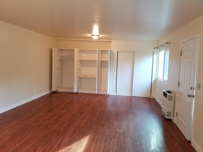 Living area - 1914 Granville Ave