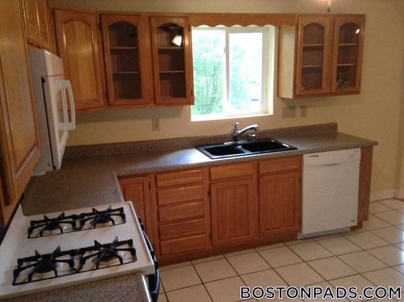 Building Photo - 247 Roxbury St