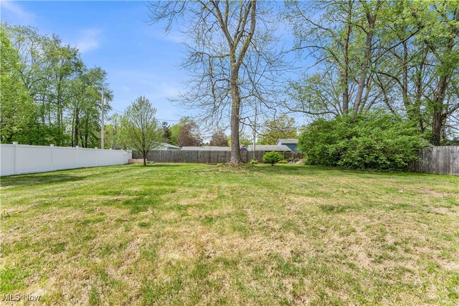 Building Photo - 1021 Larchview Dr