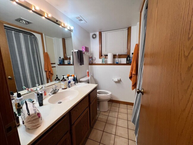 Building Photo - 509 E Lake Ave