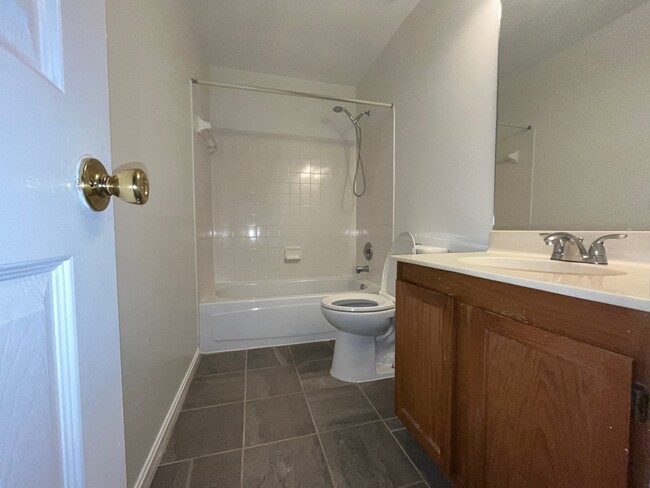 Bathroom hallway upper level - 15094 Ardmore Loop