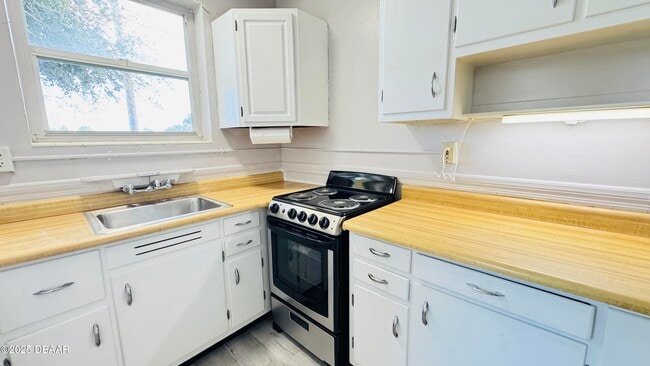 Building Photo - 637 N Oleander Ave