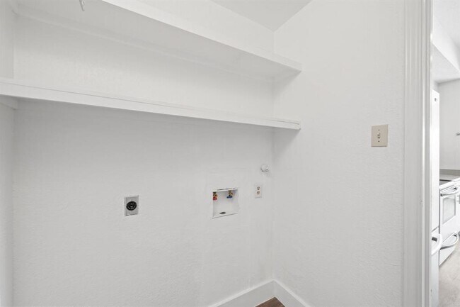 Building Photo - 4711 Spicewood Springs Rd