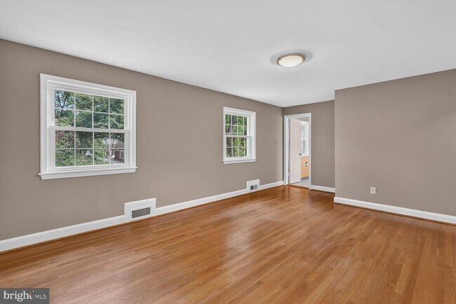 Building Photo - 7215 Rollingwood Dr