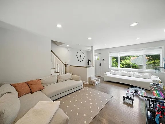 Building Photo - Beautifully renovated 4-bedroom, 4-bath re...