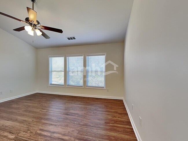 Building Photo - 1152 Balvaird Dr SE