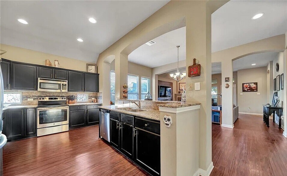 Building Photo - 3701 Castleton Dr