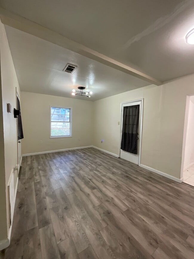 Building Photo - 1314 Oak Dr