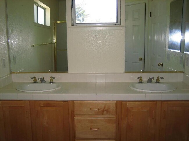 Building Photo - 106 Concord Cir