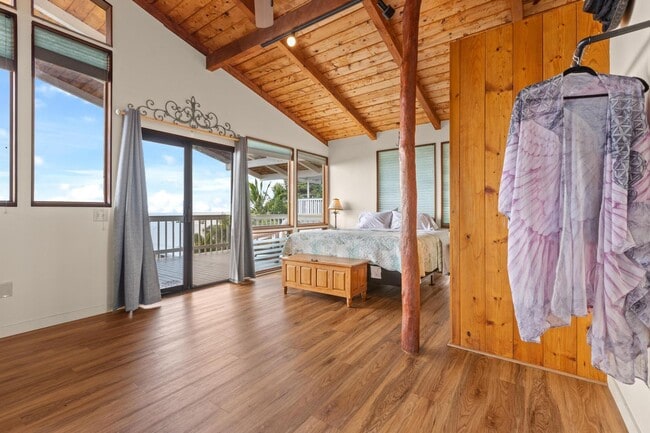 Building Photo - Captain Cook Home – 3 Bed, 2 Bath + Bonus Room! Fully Furnished with Solar Power