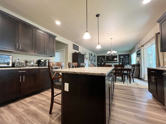 Building Photo - 4 Bedroom Home Bordering Covington and Kent